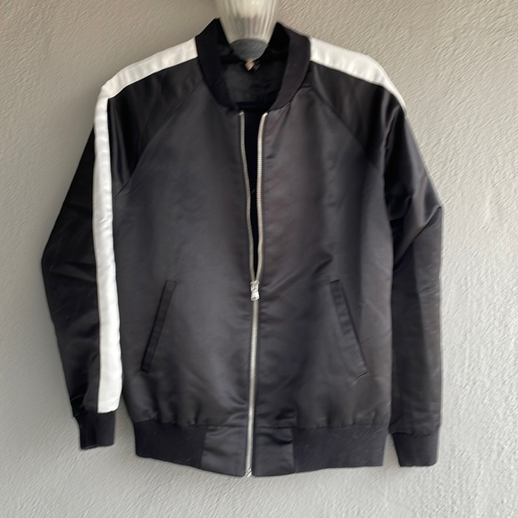 Not your everyday Bomber jacket - Picture 2 of 3